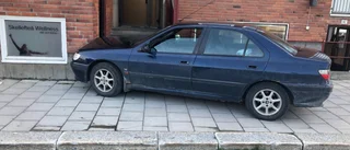 Bil har kört in hus vid Parkbron
