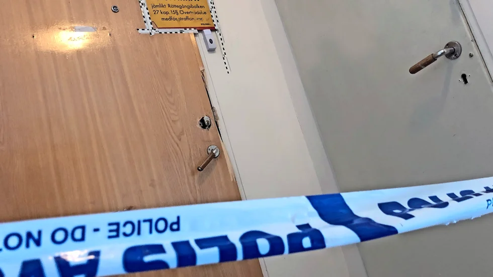 Polisens avspärrningar fanns kvar på måndagsförmiddagen utanför lägenheten i Skelleftehamn.