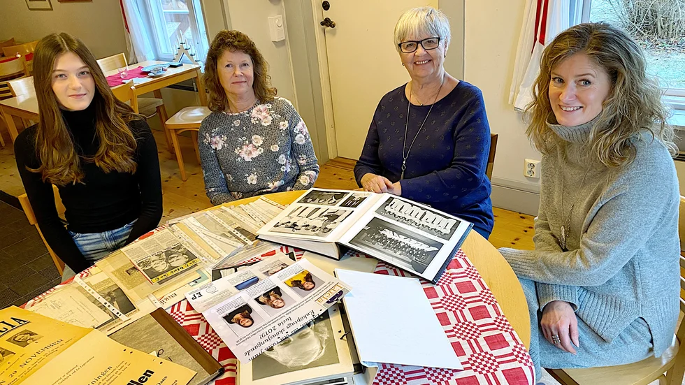 Tidigare lucior träffades på Wallinska gården under julmarknaden då Lucia i Enköping firar 80 år i år. Från vänster Amanda Ilci (2019 och 2021) Eva Beck (1975) Anita Högberg (1960) och Kicki Lindgren (1986).