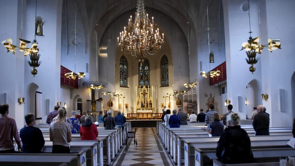 I någon mening är det förstås högt i tak i de flesta kyrkor.