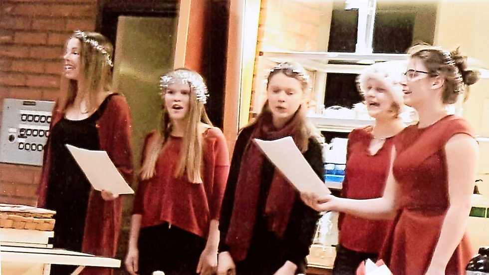 Julsånger. Fem tjejer sjöng stämningsfulla julsånger vid borådets julfest i Boliden.