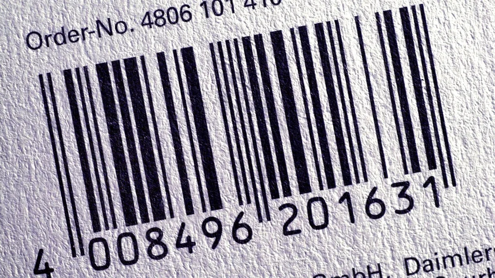 En butiksanställd i Motala åtalas för bedrägeri genom att manipulera prislappen på en vara.
