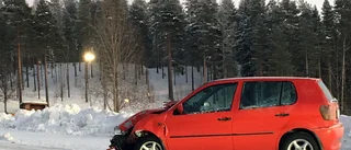 Bil sladdade in i björk på rastplats – en person förd till lasarett