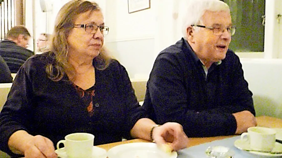 Bönhusfika. Solveig och Mats-Olof Löfroth, två av besökarna vid årsmöteshelgen i Svarttjärn.