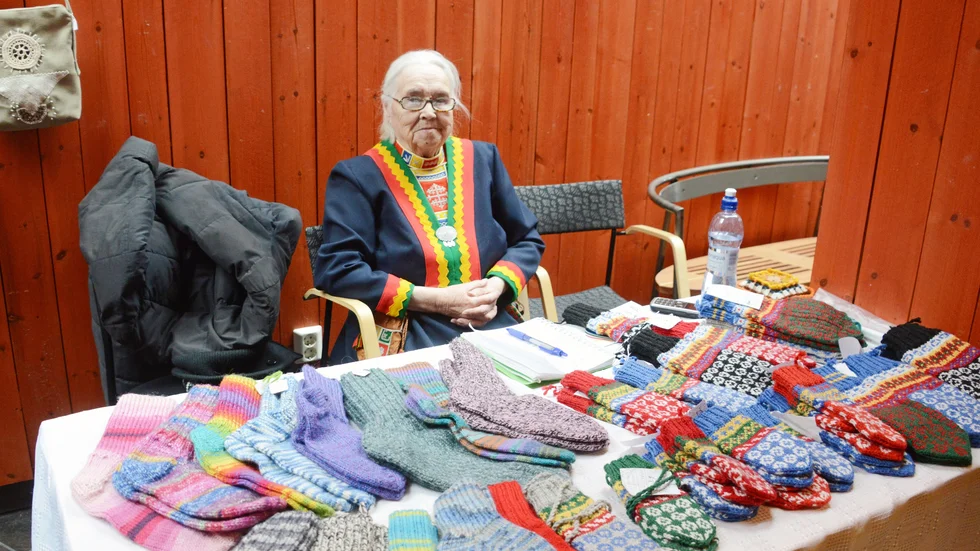 Gunhild Lundström är känd för sina vackra stickade vantar.  Hennes hantverkarkollegor sjöng för henne under lördagen. Hon fyllde 85 år. Foto: Ann-Christine Holmgren
