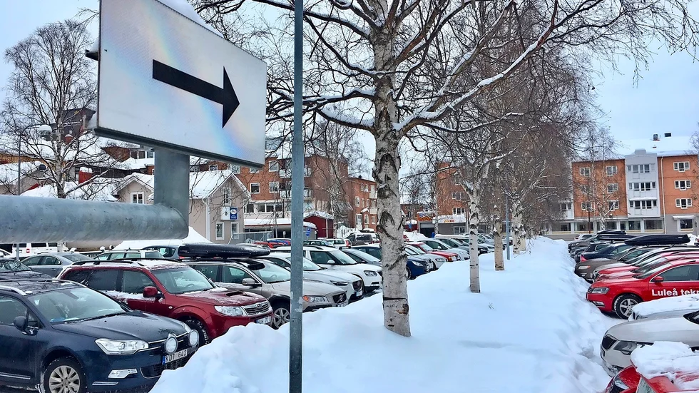 Knivdramat på CK-parkeringen inträffade vid midnatt i lördags, alltså fyra-fem timmar före händelserna i lägenheten i Skelleftehamn. 