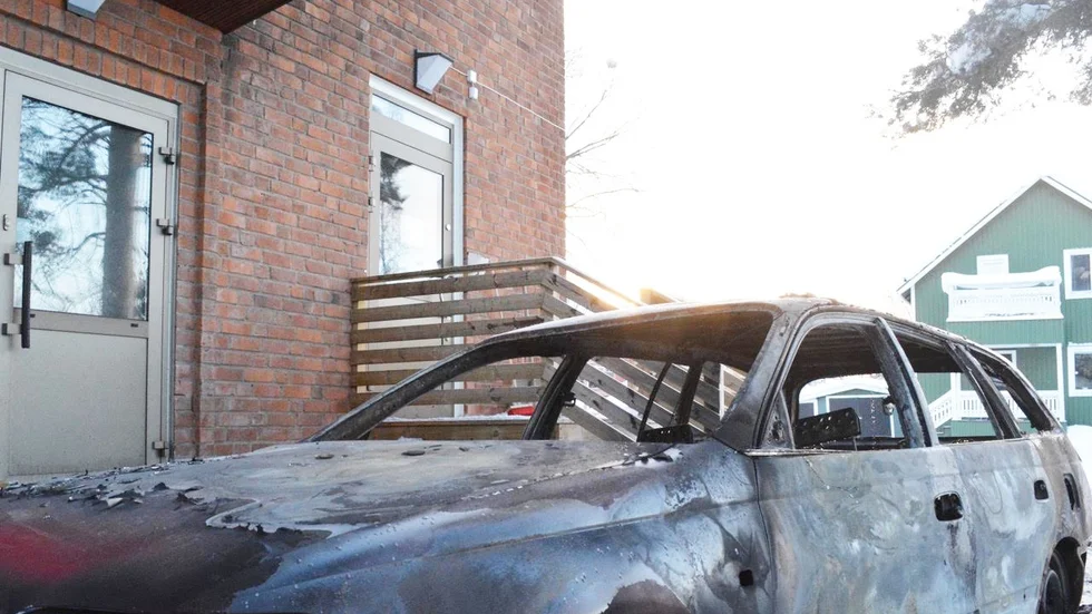 Kvar i arresten. Och nu har männen, 25 och 28 år, begärts häktad för mordbrand vid polisstationen i Norsjö.