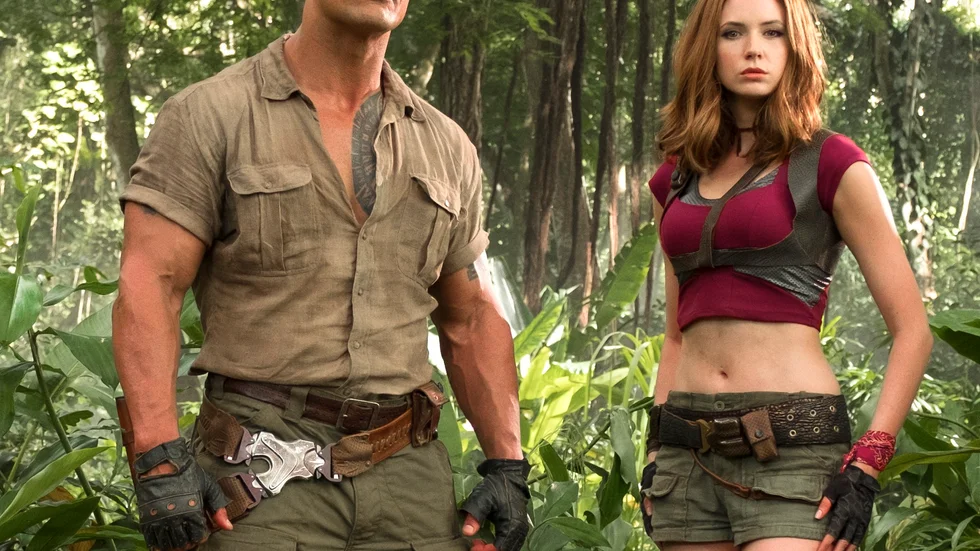 Dwayne Johnson och Karen Gillan i ”Jumanji: Welcome to the Jungle. Foto: Frank Masi.