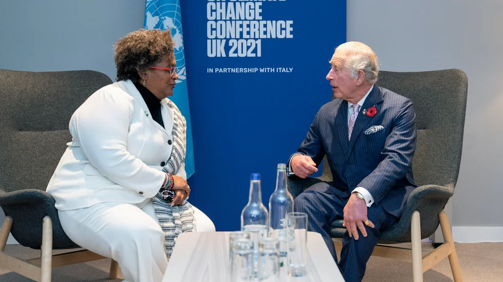 Kronprins Charles talar med Barbados premiärminister Mia Amor Mottley vid klimatmötet i Glasgow i början av november.