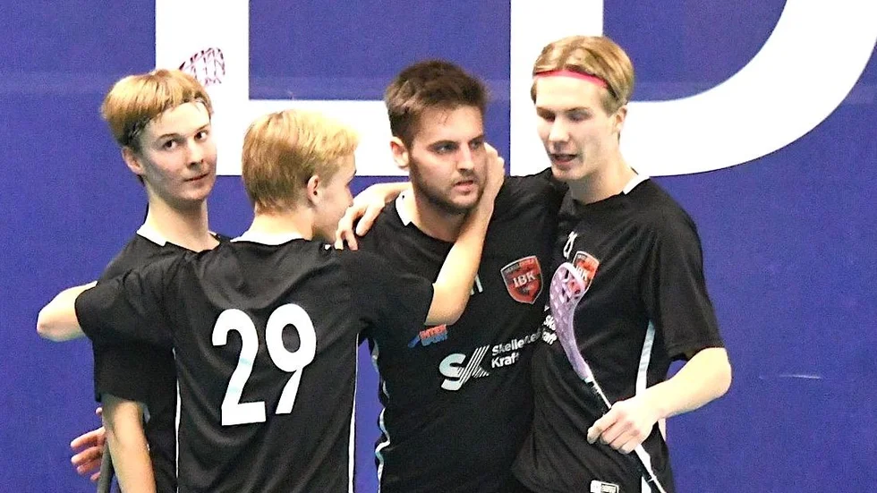 Jonathan Andersson, fyramålsskytt i Skellefteå IBK, klappas om.