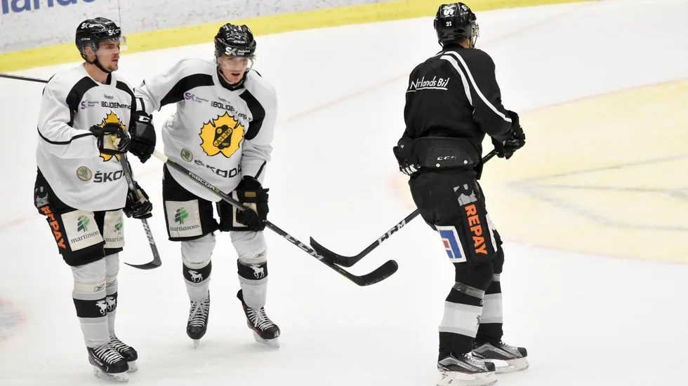 Tillbaka. Henrik Hetta (i mitten) är tillbaka i träning. Här med Emil Djuse och Jimmie Ericsson. Foto: Roger Lindström.