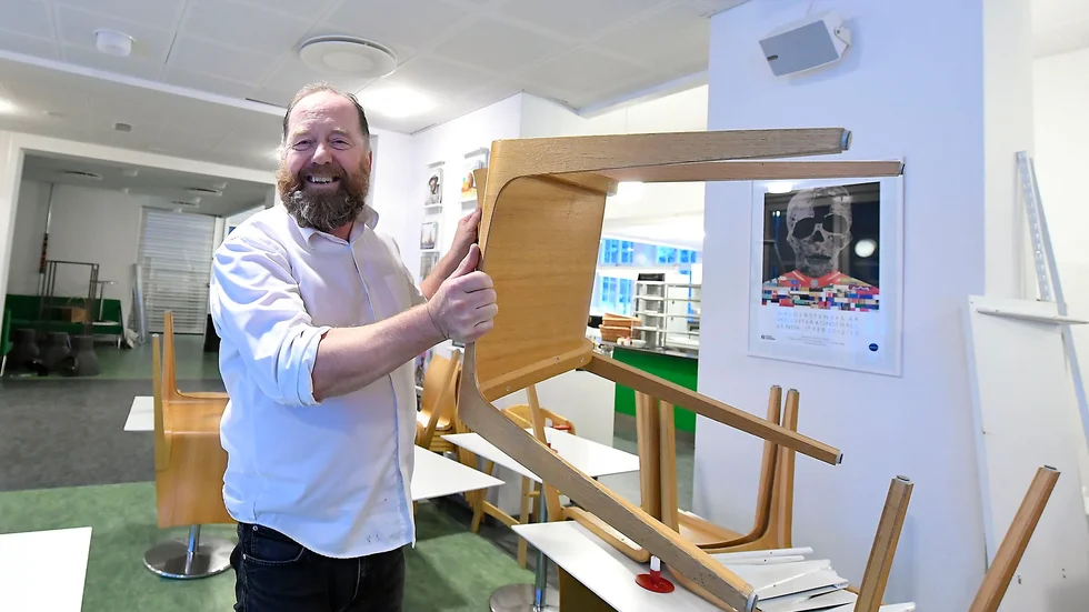 Anders Holmbom planerar utöka caféets verksamhet, bland annat kommer man kunna köpa enklare rätter och inte bara fika. Foto: Jeanette Lövgren.