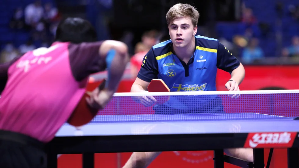 Truls Möregårdh är vidare till åttondelsfinal i bordtennis-VM efter seger mot tysken Patrick Franziska. Bilden är från den tidigare matchen mot Chuang Chih-Yuan.