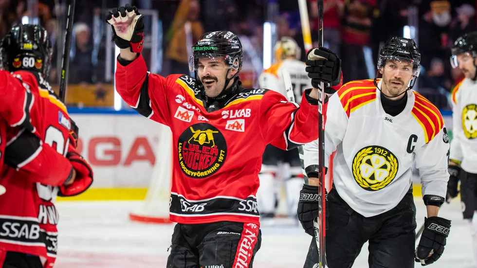Linus Fröberg jublar efter Brendan Shinnimin gjort 1-0 efter 40 sekunder. 