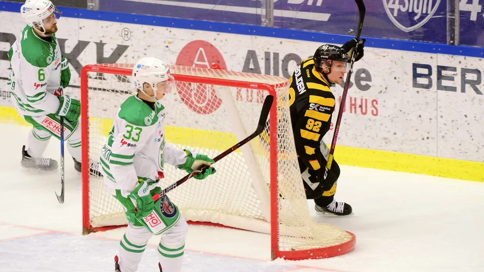 VIKTIGT JUBEL. Jesper Olofsson och Skellefteå AIK kan jubla åt tre viktiga poäng efter 4–1 mot Rögle. Här näst väntar en mycket tuff bortaturné. Foto: Robert Granström/TT.