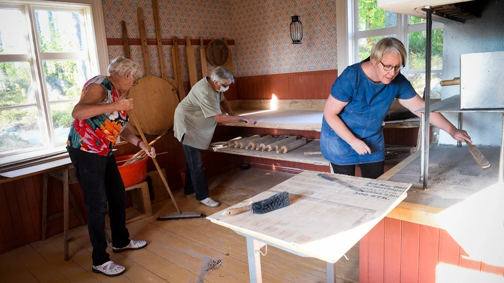 Yvonne Lindqvist, Asta Johansson, Therese Frimodig och Malin Andersson Lundberg (saknas på bild) bakade bröd i bagarstugan.