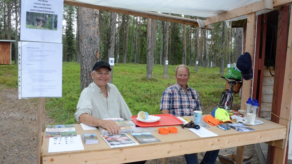 Bernt Hellander och Kennet Berg , Mellanströms jaktvårdsförening,  hade många deltagare som gick viltstigen, där gällde det att gissa vilket bajs som tillhörde vilket djur.