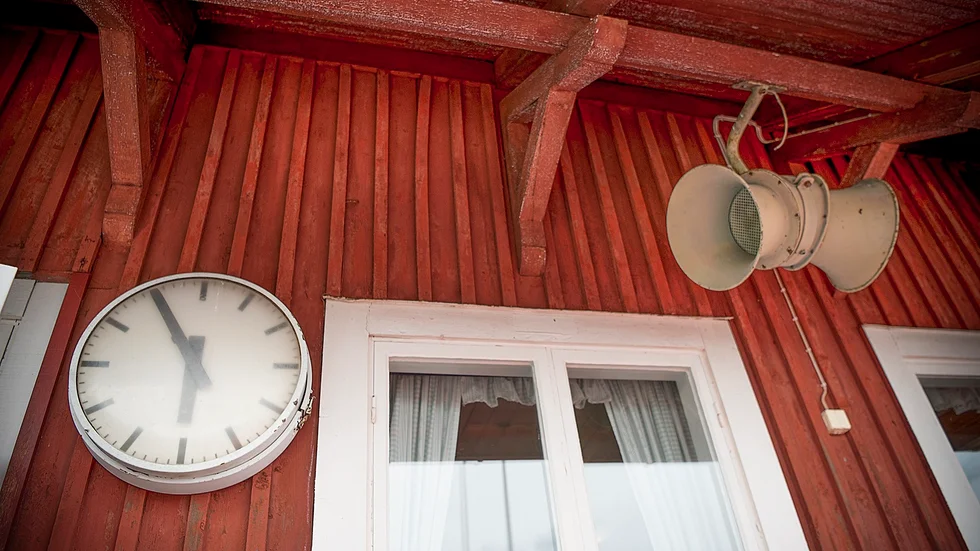 Många detaljer skvallrar om att byggnaden är ett gammalt stationshus. 