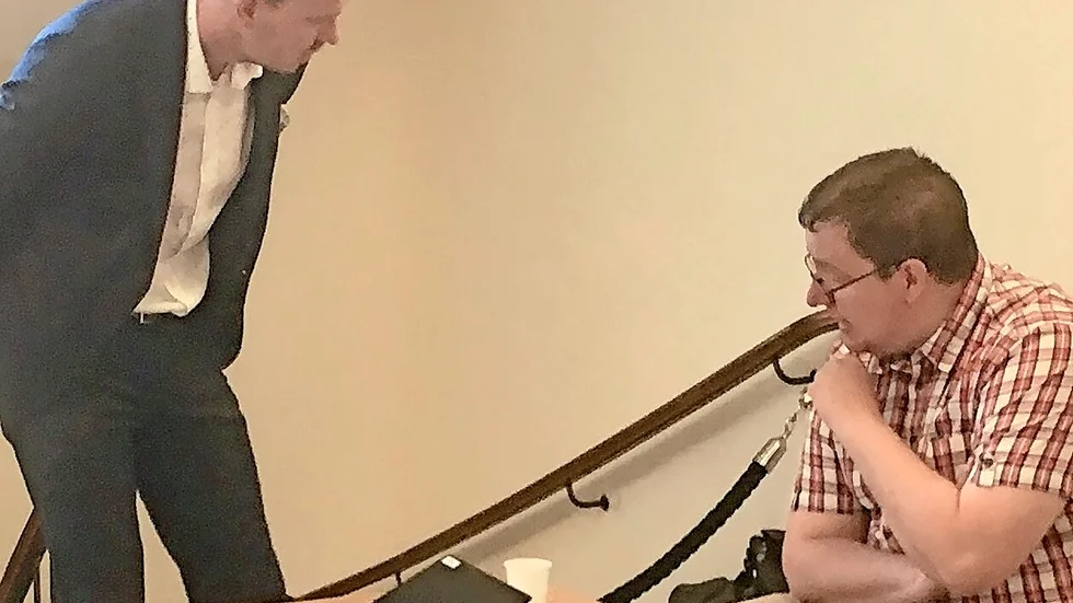 Målsägandebiträdet Jens Nyström och åklagare Jonas Fjellström vid en av pauserna i tisdagens rättegången om det nattliga branddramat i Adak.