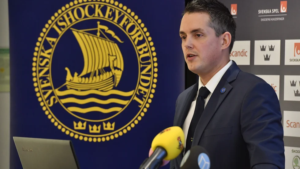 Juniorkronornas förbundskapten Tomas Montén är imponerad av AIK-talangerna Jonatan Berggren och Albin Eriksson.