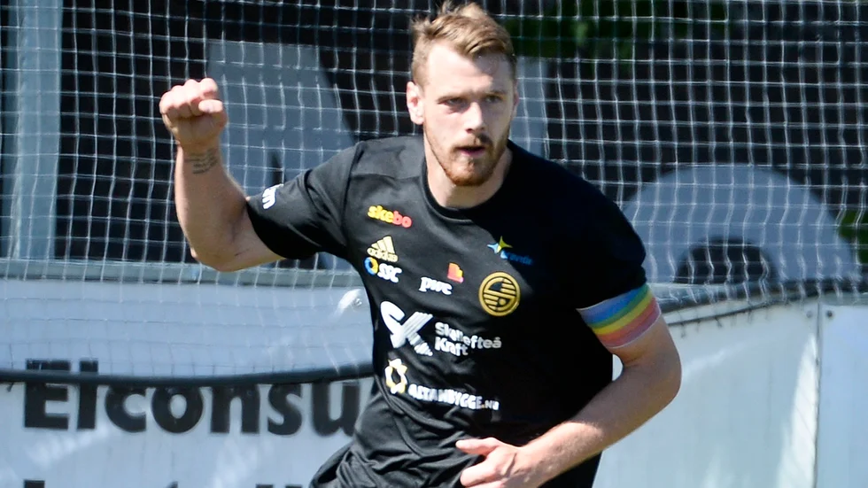 Leo Englund svarade för tre fullträffar när Skellefteå FF tog säsongens enda seger efter 4–1 mot Forward.