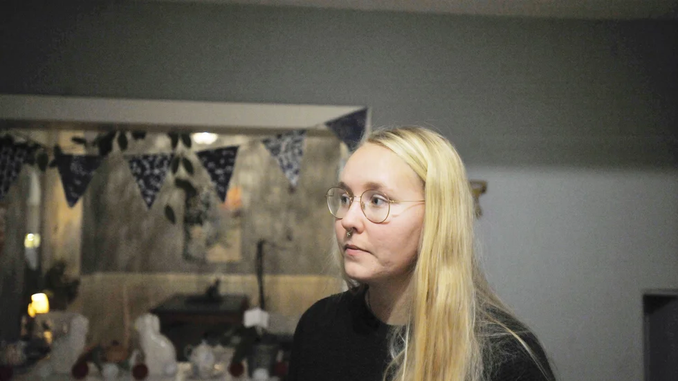 Matilda Skogsskir ställer ut sina drömlika tavlor på Society café. 