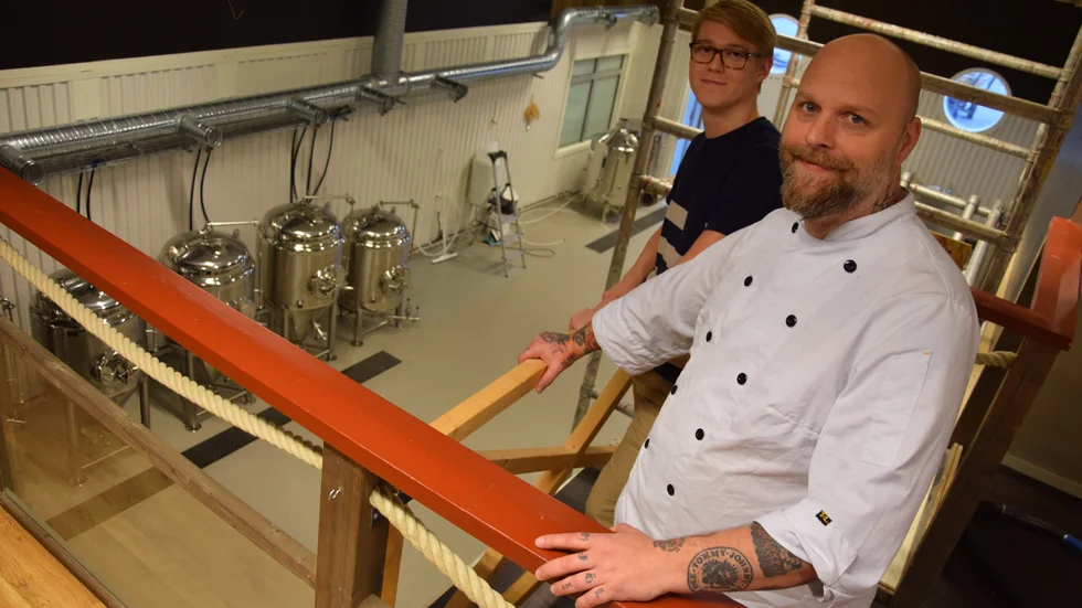 Victor Jacobsson (t v) och Mattias Richtmann kommer att jobba vägg i vägg med sina företag vid Kurjoviken – och samtidigt samarbeta. I bryggeriets lokaler finns nu nya konferenslokaler en trappa upp.