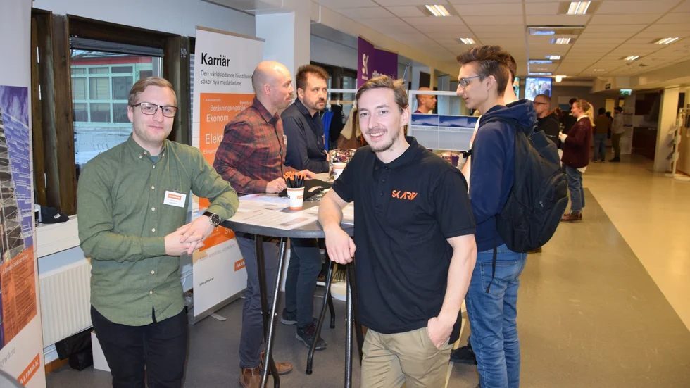 Joel Olsson (t v) var den som tog initiativet till den första Skarv i fjol. I år var han tillbaka som utställare med Alimak och pratar här med Aron Norman, en av fem i arrangörsstaben, 2018.