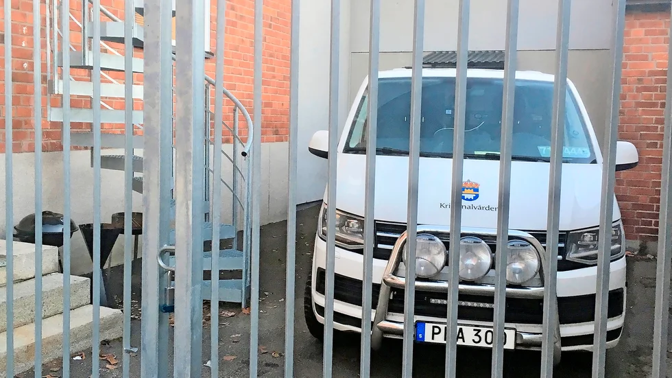 Tillsammans med kriminalvårdens transportpersonal fördes den 31-årige mannen till Skellefteå tingsrätt.