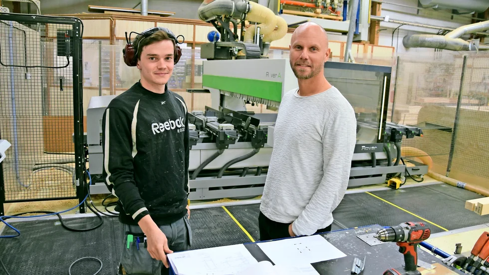 WB Träs vd Mattias Jonsson (t h) diskuterar med CNC-operatören Edvin Stenlund som sköter den mindre av de nya automatiseringsmaskinerna