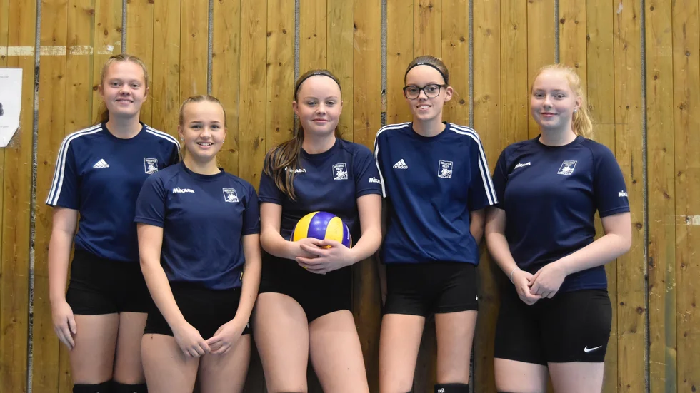Landslagsglädje. Från vänster: Ida Markstedt, Tilda Lindström, Emmy Gustafsson, Elvira Holmkvist och Fia Ögren Smith. 