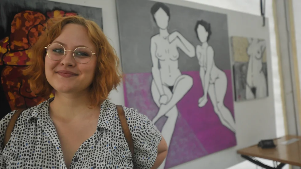 "Jag målar för jag vill ha mer skönhet i världen", säger konstnären Linnea Bergmark. "Femina Est Divina”, kvinnan är gudomlig är hennes konsts motto. 