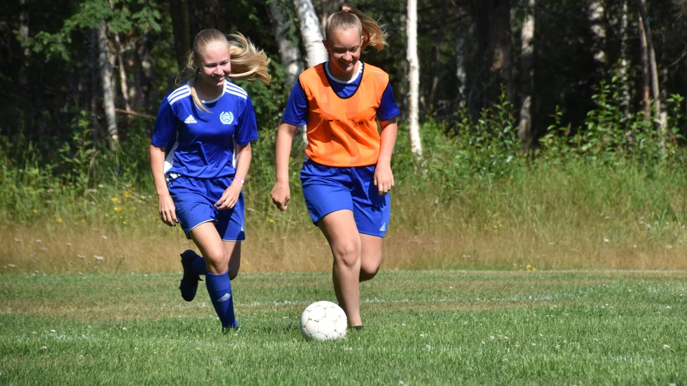 Vendela Karlsson och Alvina Wahlberg spelar för flickor -05 i Clemensnäs IF. 
