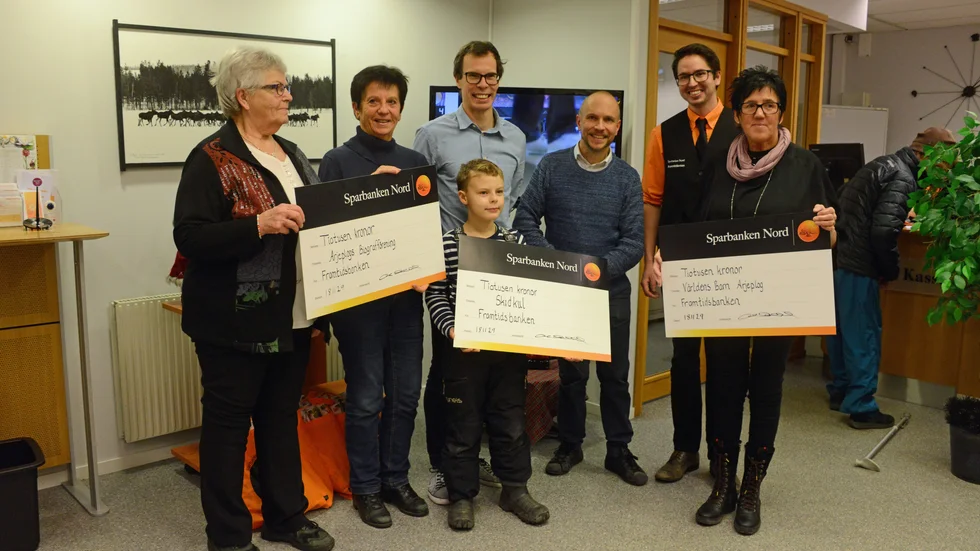 Glada mottagare och utdelare av totalt 30 000 kronor. Från vänster Maud Johansson och Mona Nilsson, Biografföreningen. David Palopää med sonen Ed, Skidkul. Fredrik Westerlund, skolchef. Anton Holmlund, bankchef och Eva Karlberg, Världens barn.