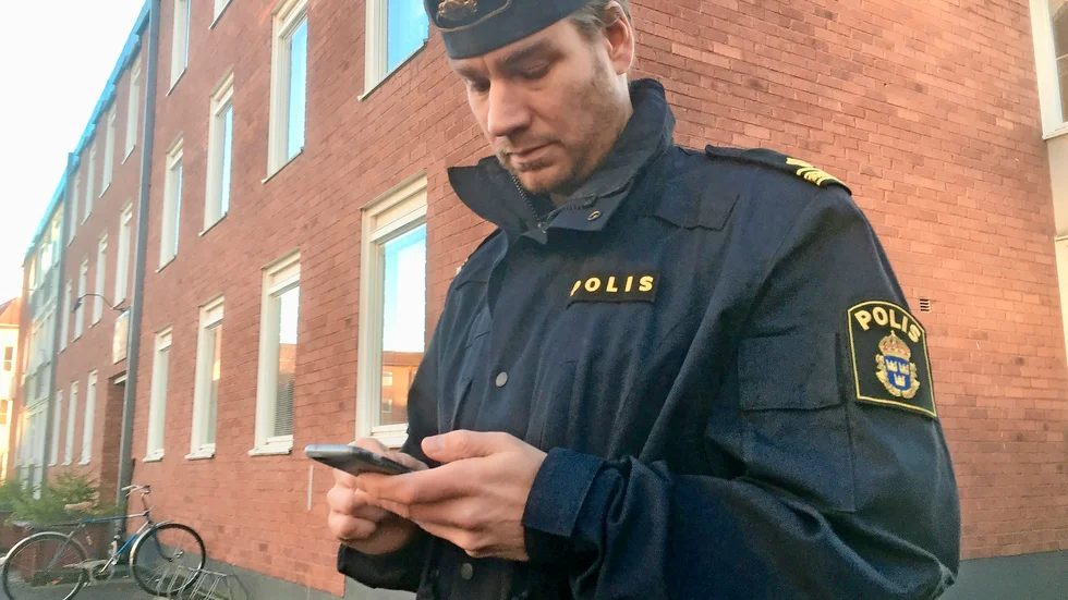 Joakim Oja vid polisen i Skellefteå intill den plats på Strandgatan 20 där den misstänkta våldtäkten ägde rum natten mot söndag den 11 november.