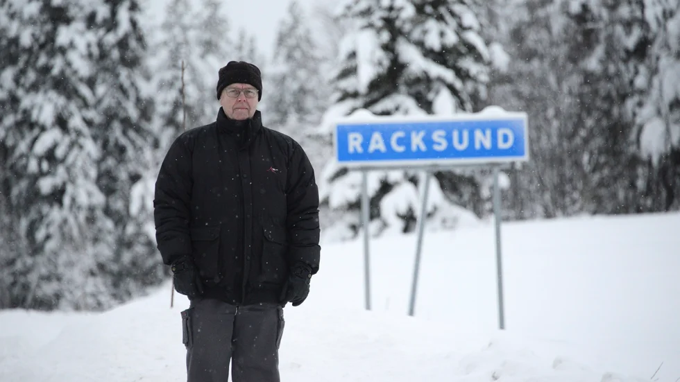 Racksund var byn som den befintliga vindkraftsparken fraktades igenom under uppförandet 2007-2010. Bybor känner sig förda bakom ljuset när man upplever att Skellefteå Kraft inte höll vad man lovade, och att man inte blev kompenserade för den stora påverkan som transporterna innebar för byn. Bengt Öberg är ordförande för Racksunds byaförening och har hjälpt till att författa byns yttrande. 