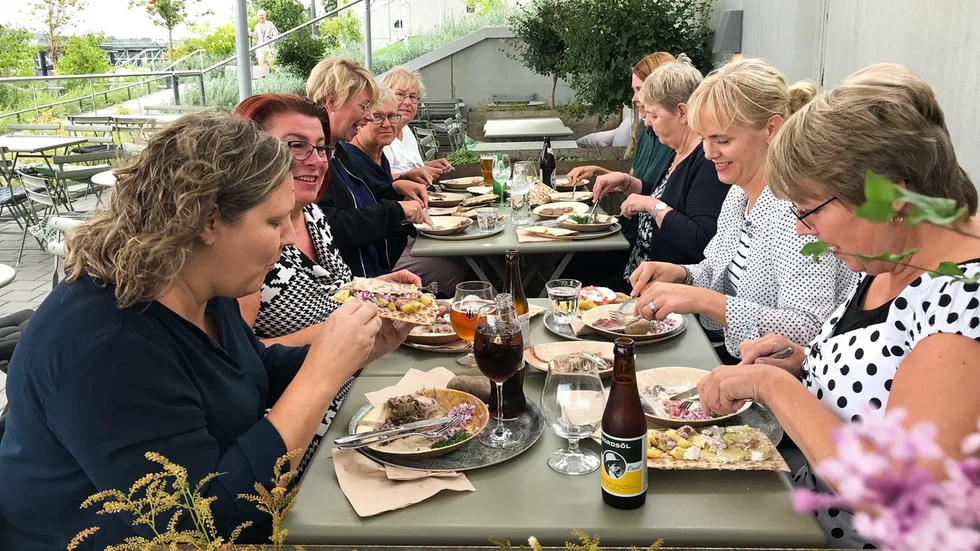 Petra Wallmark, tvåa från vänster, och hennes kollegor nappade på idén med surströmmingsbuffé.
