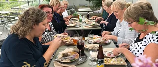 Petra och kollegorna tog chansen – åt surströmming på restaurang: ”Jättekul idé”