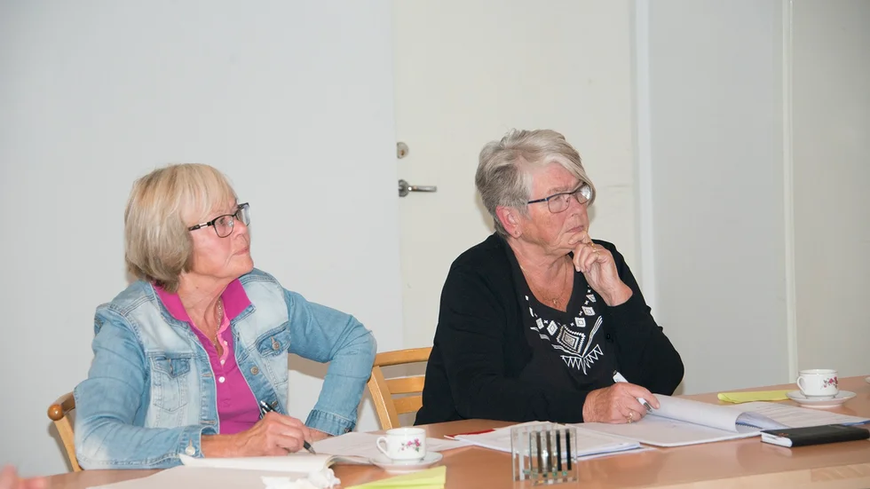 Hjördis Eklund, ordförande i HjärtLung-föreningen, och Lisbeth Olsson, ordförande för pensionärsföreningen spkf/sprf295, lyssnar till politikernas svar på deras frågor. ”Men vad gör ni nu med det vi har tagit upp här i kväll? För vi har tagit upp det på flera olika ställen, men det händer banne mig ingenting”, undrar Lisbeth Olsson.