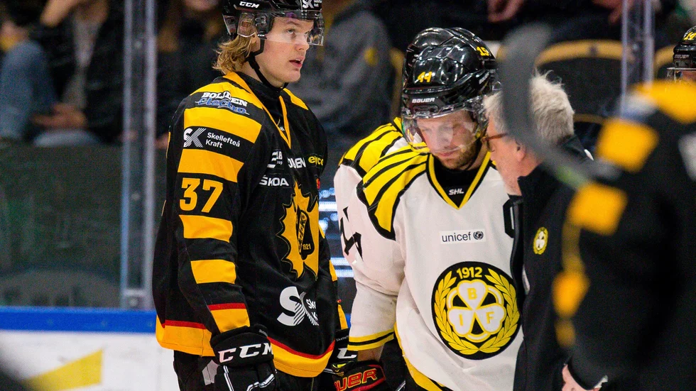 Albin Eriksson fick matchstraff för en huvudtackling på Jacob Blomqvist. 