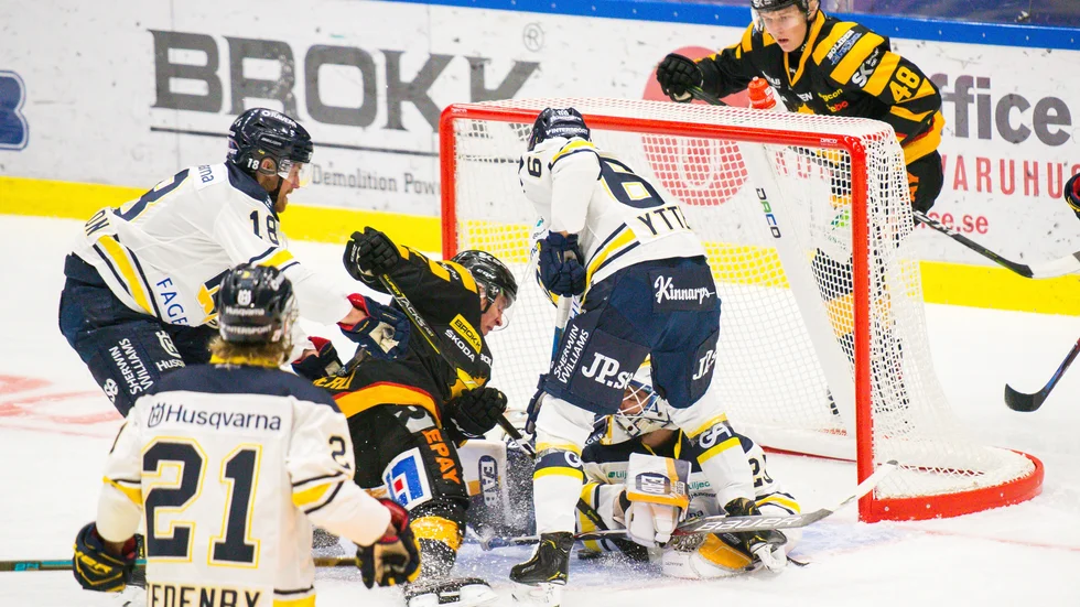 AIK räddade en poäng mot HV71. Andreas Wingerli visade vägen. Här tog han sig in framför motståndarnas mål och skapade oreda. 