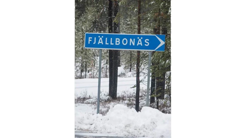 Bygget av biltestbanan/eventbanan i Fjällbonäs är påbörjat. En del av banan beräknas vara klar i vinter. Fastighetsägare som är missnöjda och tycker att det är ett för stort ingrepp i området fick inget gehör när beslutet togs.