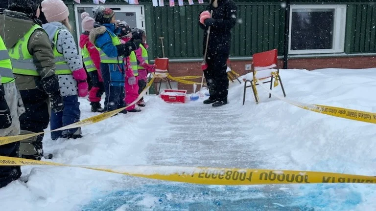 Curling var en av grenarna och man hade byggt upp en egen bana utanför förskolan.