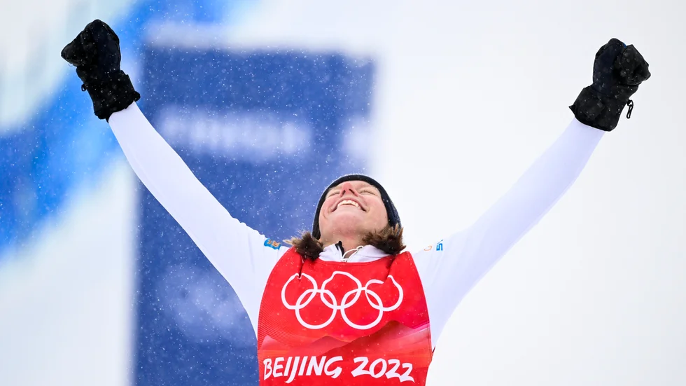 Sandra Näslund jublar efter sitt OS-guld. Men varken hon eller sitt landslag får några extrapengar från förbundet.