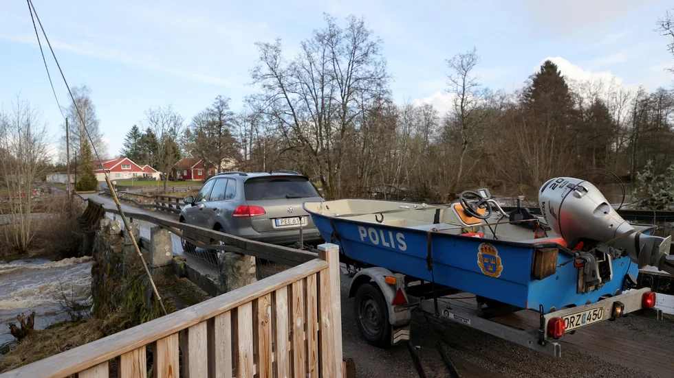 Sjöpolis sökte på onsdagen efter en kvinna som sedan flera dagar är försvunnen i Grästorp i Västergötland. Polisen misstänker att kvinnan utsatts för ett grovt brott. En man är anhållen för människorov.