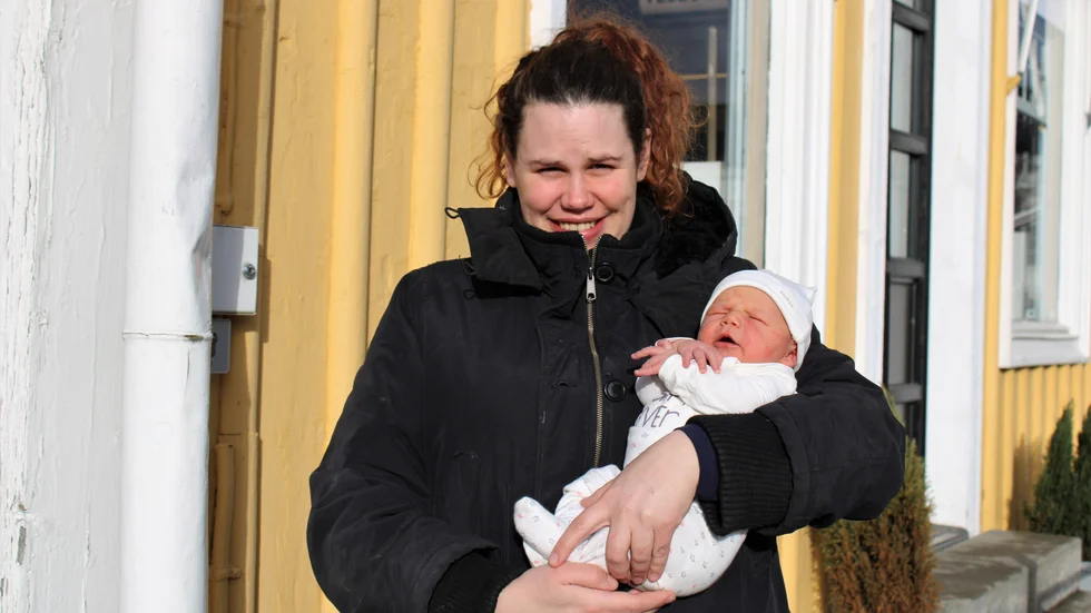 Malin Blixth fick föda sonen Albin när hon var sjuk i covid-19. Hon berättar för Vimmerby Tidning att hon gjorde ett aktivt val att avstå vaccinering i brist på information om eventuella biverkningar på barnet längre fram.