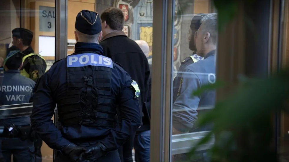 Många åhörare har trängts utanför rättssalen för att komma in och lyssna på förhandlingarna. Polisen har bevakat tingsrättsbyggnaden både ute och inne.