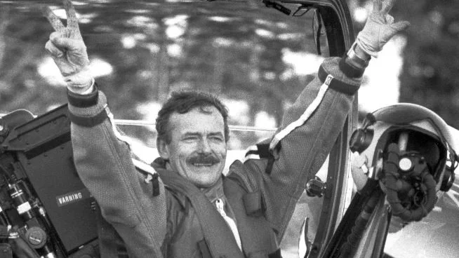Den 9 december 1988 blev Stig Holmström den förste piloten att flyga Jas 39 Gripen. Bilden togs vid den lyckade landningen. 