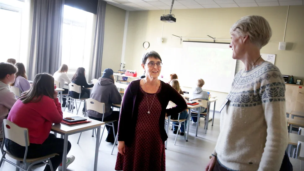 En stor utmaning väntar Gotland när 800 nya lärare ska hittas fram till år 2035. Marie Rosvall, språklärare på Solberga, har varit sitt yrke trogen i 26 år, här i samtal med skolans rektor Kerstin Andersson.