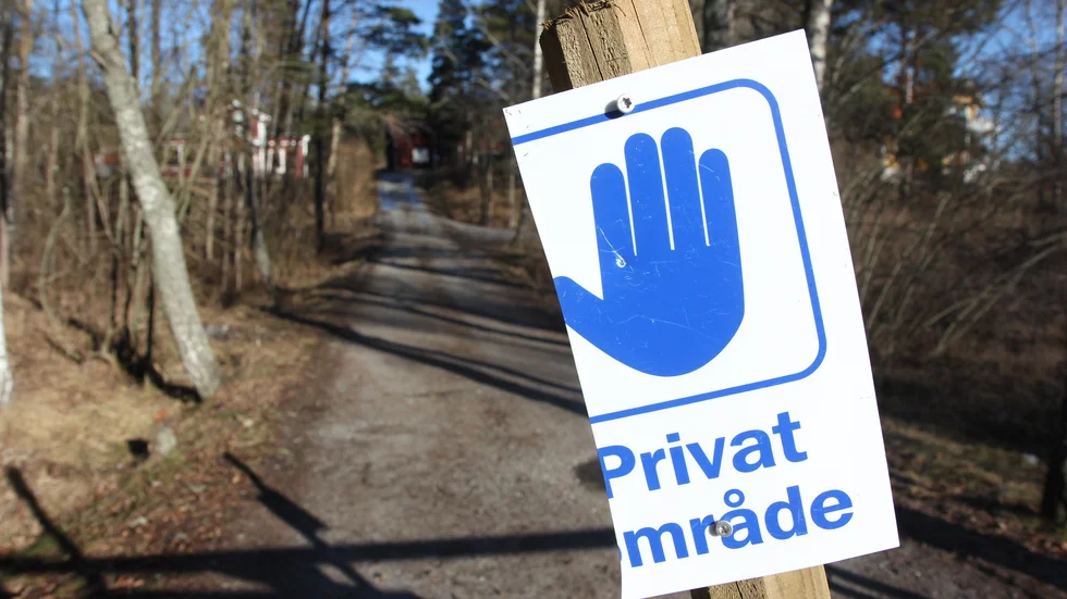 Tre hushåll i Gnesta kommun är sedan i söndags avspärrade från allmän väg av en tomtägare.
